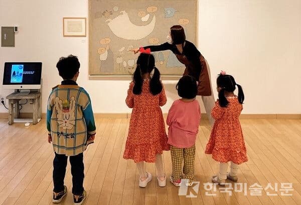 백영수미술관 아카데미에 참여한 아이들이 강사의 설명을 듣고 있다.(사진=백영수미술관)