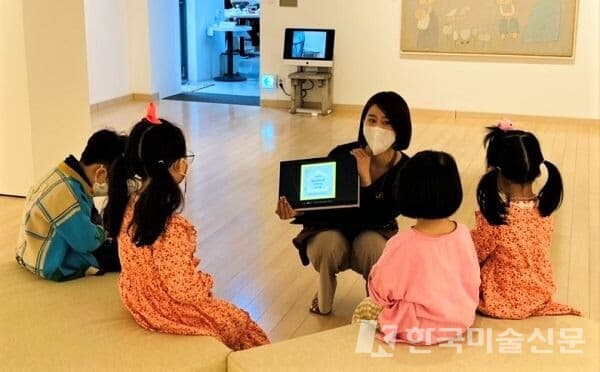 강사의 설명을 듣고 있는 아이들(사진=백영수미술관)