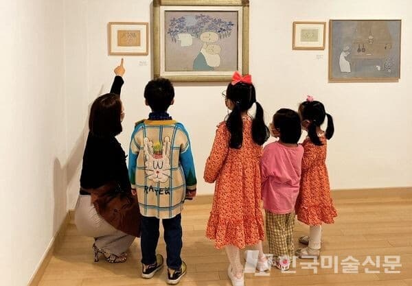 강사의 설명을 듣고 있는 아이들(사진=백영수미술관)