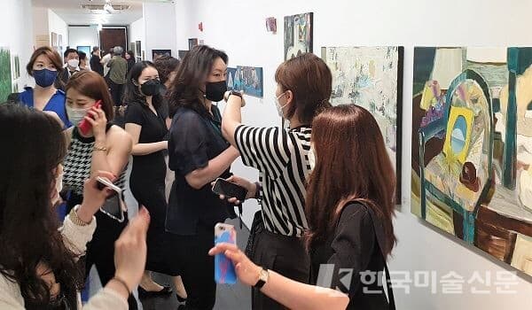 '더 프리뷰 한남' 전시에서 레지나 갤러리에 모인 관람객들과 관계자들(사진=이미희 기자)