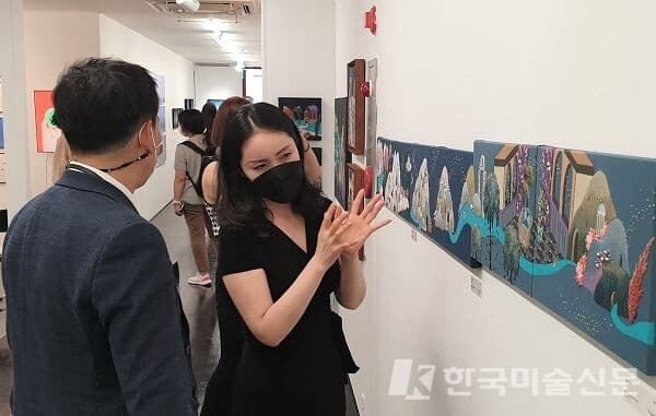 레지나 갤러리에서 작품을 설명 중인 큐레이터(가운데)(사진=이미희)