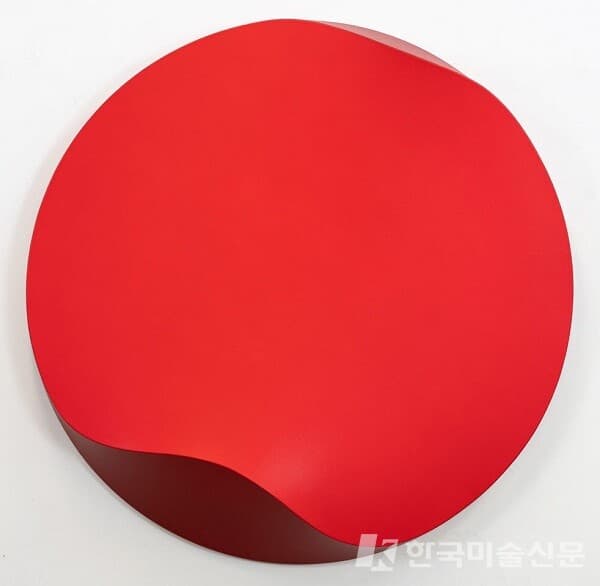 국내에서 활동 중인 체코 예술가 얀 칼럽의 2020년 작품 'Red Melted Circle '(사진=레지나 갤러리)