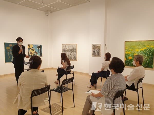 'PLANNING 0.0' 저자인 허영훈 댄허코리아 대표(맨 왼쪽)가 백영수미술관 전시실에서 특강을 펼치고 있다.(사진=백영수미술관)
