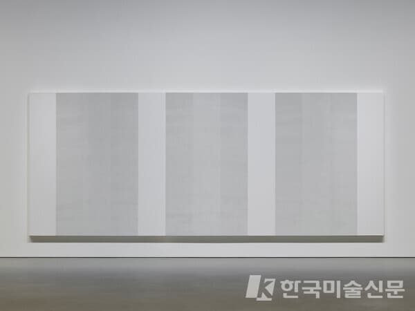 메리 코스(Mary Corse), 무제(내면의 흰색 띠들) Untitled (White Multiple Inner Band), 2003, 캔버스에 유리 마이크로스피어가 혼합된 아크릴릭, 243.8 x 609.6 cm