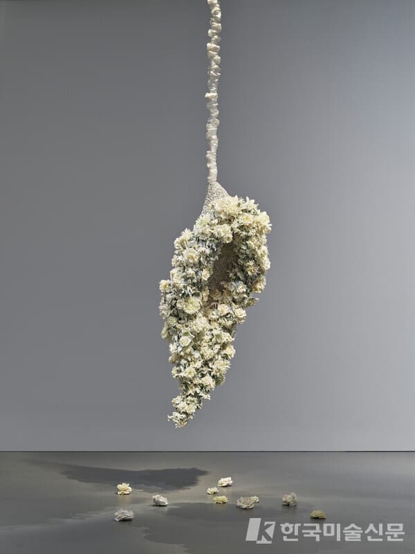 피타 코인(Petah Coyne), 무제 #1243(단어의 비밀스러운 삶) Untitled #1243 (The Secret Life of Words), 2007, 혼합매체, 233.7 &times; 95.3 &times; 109.2 cm&nbsp;
