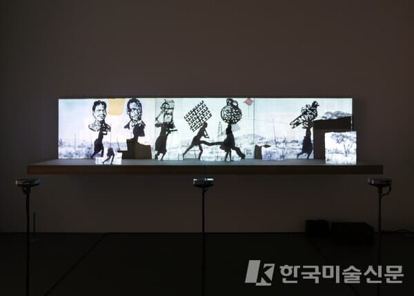 윌리엄 켄트리지(William Kentridge), 쾅!(KABOOM!), 2018, 3채널 HD 영상, 혼합매체, 18분 37초