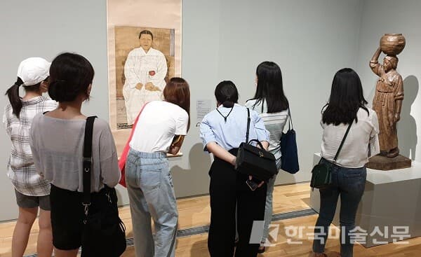 '이건희컬렉션' 작품들을 감상하고 있는 관람객들(사진=허영훈 기자)