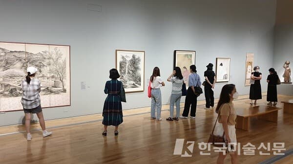 '이건희컬렉션' 작품들을 감상하고 있는 관람객들(사진=허영훈 기자)