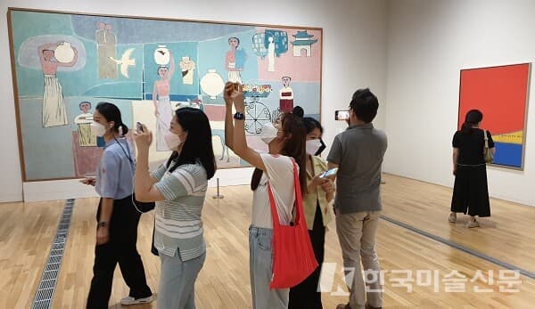 '이건희컬렉션' 작품들을 감상하고 있는 관람객들(사진=허영훈 기자)