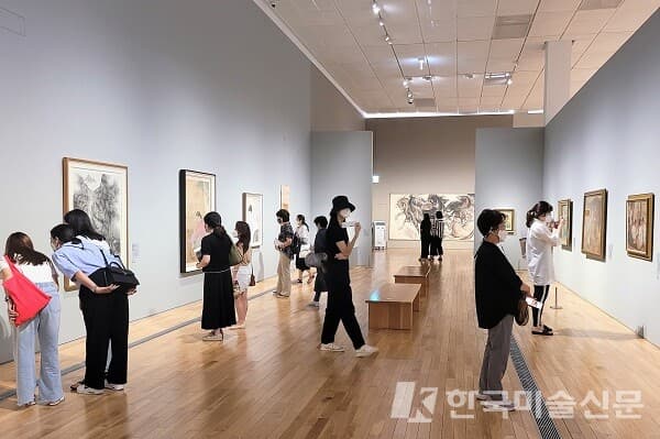 10일 오전 이건희컬렉션 작품들을 감상 중인 관람객들(사진=조아라 기자)