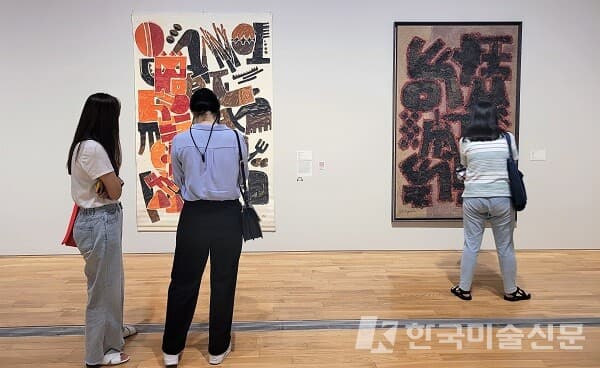 10일 오전 이건희컬렉션 작품들을 감상 중인 관람객들(사진=조아라 기자)