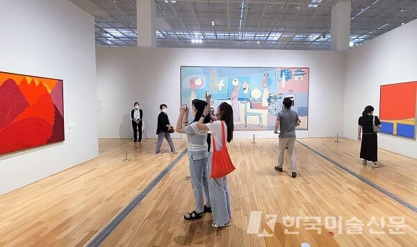 10일 오전 이건희컬렉션 작품들을 감상 중인 관람객들(사진=조아라 기자)