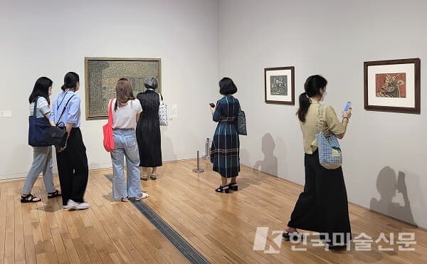 10일 오전 이건희컬렉션 작품들을 감상 중인 관람객들(사진=조아라 기자)