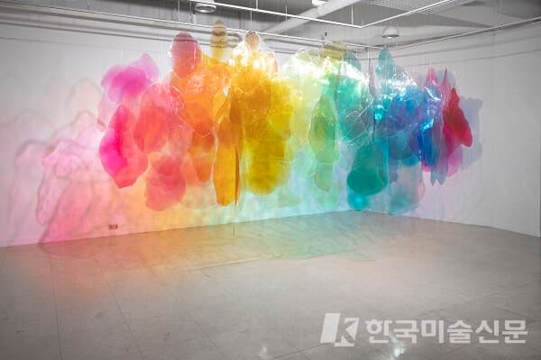 조유미 작가 작품(Rainbow, 200x380x80cm, resin, ink and nylon cord, 2021)
