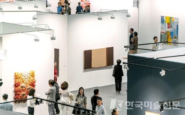 키아프서울이 13일 VVIP 프리뷰를 시작으로, 17일까지 코엑스 A,B홀에서 열린다. 지난해 코로나19로 온라인만 개최되어 오프라인 행사는 2년만에 열리는 셈이다. 사진은 2년전 키아프 서울 전경 사진. (사진=한국화랑협회)
