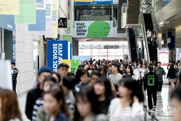 키아프서울이 13일 VVIP 프리뷰를 시작으로, 17일까지 코엑스 A,B홀에서 열린다. 10개국 170여개 갤러리의 회화, 조각, 영상 등의 작품을 선보인다. 사진은 2년전 키아프 서울 전경. (사진=한국화랑협회)​