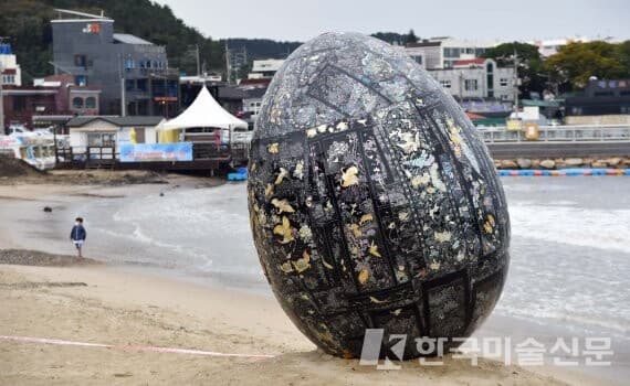 오는 16일 바다미술제가 열리는 일광해수욕장에 설치된 전시작품. 2021바다미술제에는 13개국 36명의 작가가 참가해 22개 작품을 선보인다.