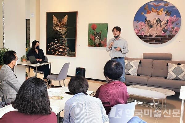 최근 개최된 설명회에서 자신의 작품을 설명하고 있는 남지형 작가(맨 위 오른쪽)(사진=허영훈 기자)&nbsp;