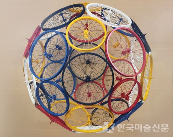 무제(결 조각). 쇠, 130&times;130cm, 2021.&nbsp; &nbsp;