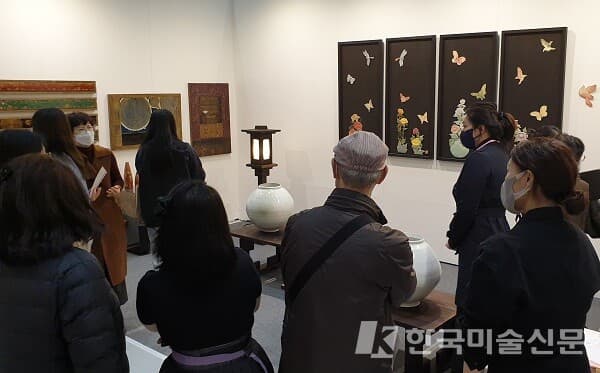 한 전시 부스에 몰린 관람객들(사진=이미희 기자)