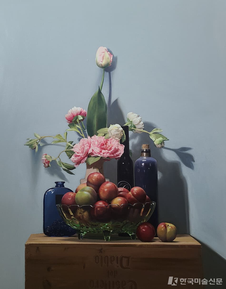 구자승 작_ 꽃과 자두 /&nbsp; Oil&nbsp; on&nbsp; canvas / 116.7 x 91 cm&nbsp; / 2021 (사진=구자승)