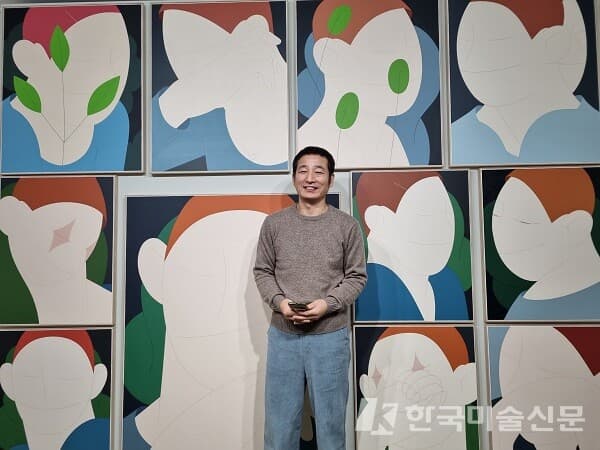 기획초대 개인전에서 자신의 작품 앞에 선 변웅필 작가(사진=이미희 미술전문기자)