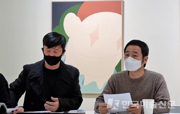 아이프미술경영연구소 김윤섭 대표(왼쪽)와 변웅필 작가(오른쪽)(사진=이미희 미술전문기자)