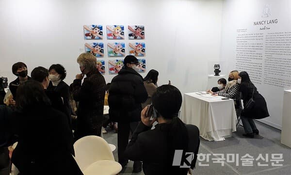유명 팝 아티스트 낸시랭이 자신의 전시 부스에서 팬 사인회를 갖고 있다.(사진=허영훈 기자)