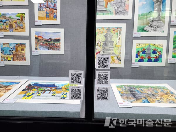 ▲전시 유리에 부착되어있는 QR코드(사진=권미나)