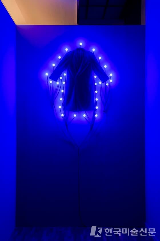 볼탕스키, 코트(The Coat), 2000, 코트, 전구, 100x200cm. 작가소장. @부산시립미술관