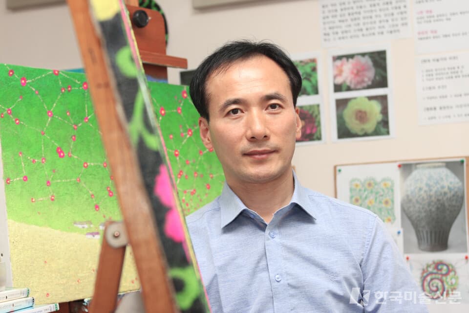 김성대 작가가&nbsp; 선보이는 그림의 달빛은 희망과 꿈의 씨앗을 옮기려 하늘로 비상하는 민들레 홀씨의 하늘 길이 되어준다. 편견과 차별 없이 세상을 비추는 달은 마을로 내려와 따스한 온기로 마음을 품는다.