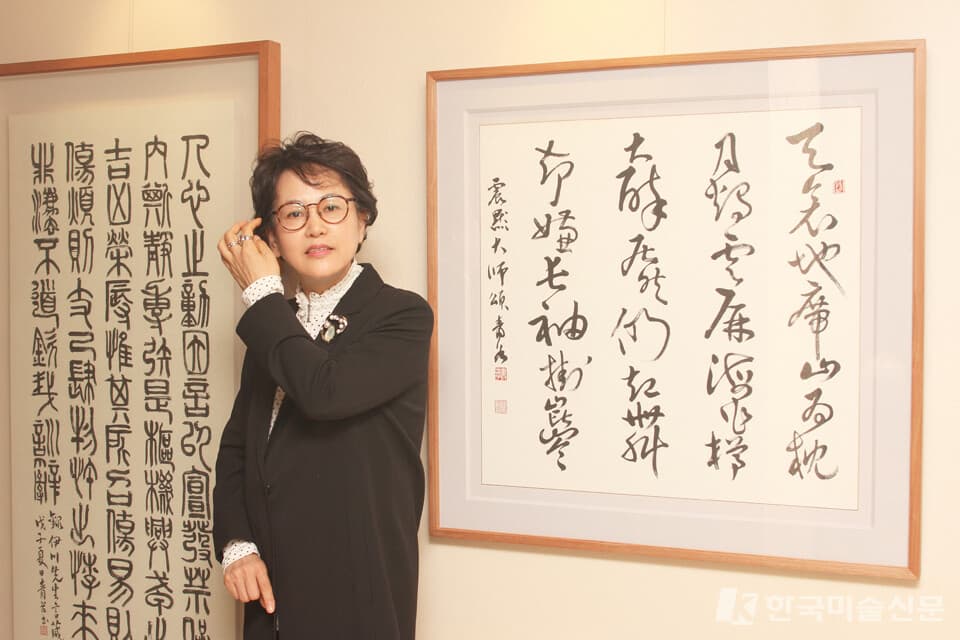 김춘자 서예가는 성균관대학교에서 유교 철학과 동양 미학을 공부한 철학박사이며, 2008년 첫 개인전을 포함해 총 5회의 개인전과 다수 단체전 및 초대전에 참가했다.