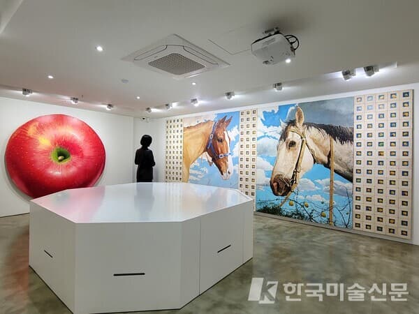 윤병락 개인전 아카이브전 전시장 전경(사진=호리아트센터 제공)