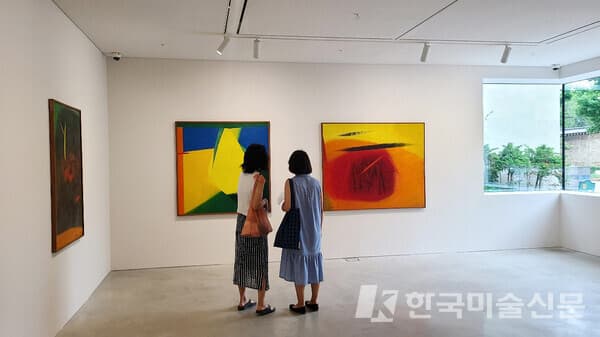 국제갤러리 K1 앞쪽 전시관에서 작품을 감상하는 관람객들[사진=권미나 기자]