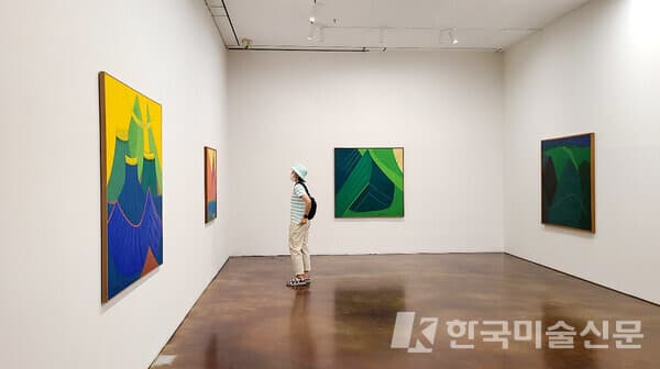 국제갤러리 K2 1층 전시관에서 작품을 감상하는 관람객[사진=권미나 기자]