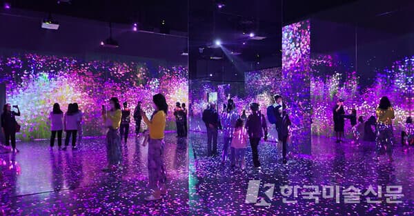 FLOWER(꽃) 전시관을 감상하고 있는 관람객들[사진=권미나 기자]