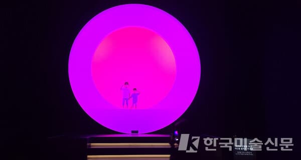 SUN(태양) 전시관에서 포즈를 취하고 있는 어린이들[사진=권미나 기자]