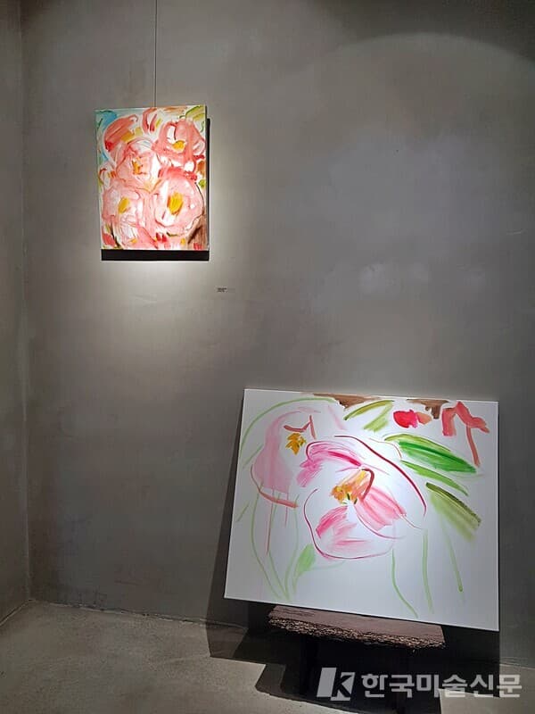 KL&Julie, 붉은 마음, 캔버스에 유채, 46X38cm, 2022(위), 피어나는 마음, 캔버스에 아크릴 채색, 65x80cm, 2022(아래) [사진=은꿩의다리]