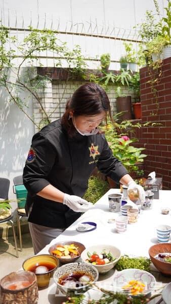 워크샵을 진행하는 요리연구가, 김구영 대표(사진=한국사발학회 제공)