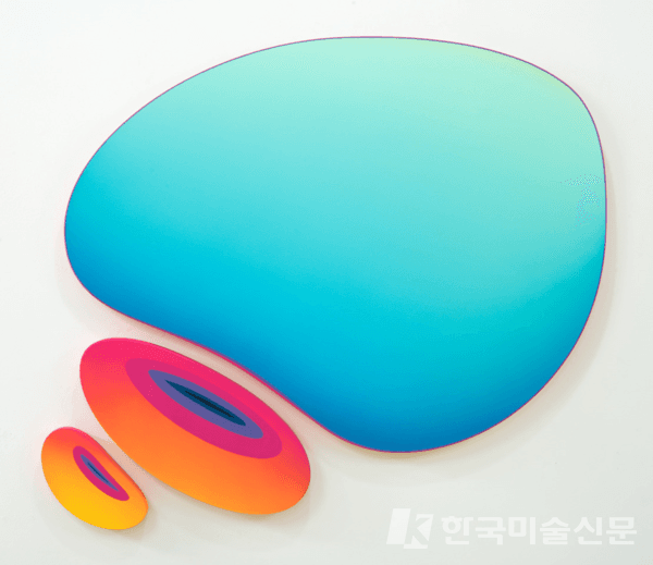 체코 작가 얀 칼럽의 작품 'Blue Ameba' (사진=레지나갤러리 제공)