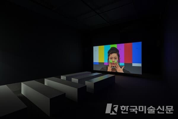 히토 슈타이얼, '안 보여주기: 빌어먹게 유익하고 교육적인.MOV파일'(2013), [사진=국립현대미술관]