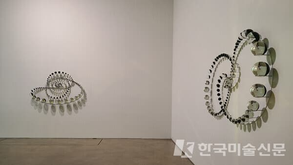 PKM 갤러리 &lsquo;올라퍼 엘리아슨-새로운 사각지대 안쪽에서&rsquo; 본관 전시실 [사진=권미나 기자]
