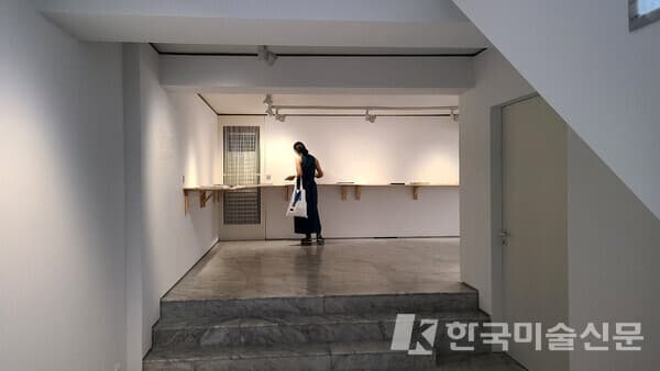 PKM 갤러리 별관 지하 리딩룸에서 출판물을 보고 있는 관람객 [사진=권미나 기자]