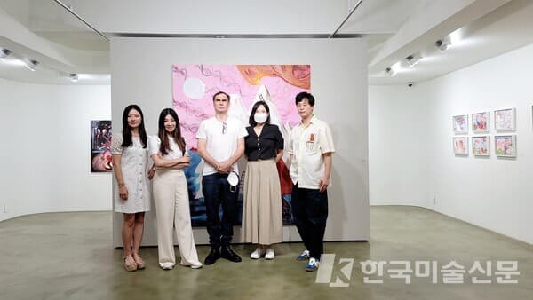 독일 필립 그뢰징어 작가의 아시아 첫 개인전(7.7~8.25)이 청담동 호리아트스페이스 & 아이프라운지, 삼청동 초이앤초이갤러리 등 전시장 세 곳에서 동시에 개최된다.사진은 왼쪽부터 초이앤초이갤러리 최선희ㆍ최진희 대표, 필립 그뢰징어 작가, 호리아트스페이스 김나리 대표, 아이프미술경영연구소 김윤섭 대표.(사진=호리아트스페이스 제공)