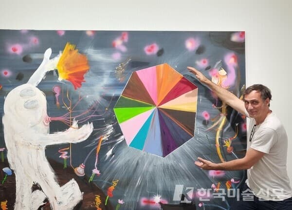 작품 앞에서의 필립 그뢰징어 작가 (사진=이미희 기자)