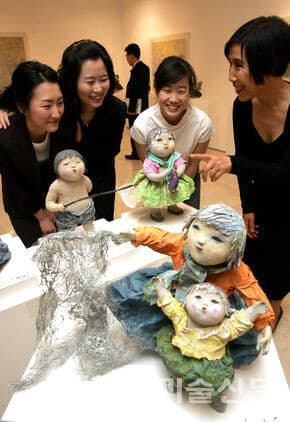 지난 2006년 김영희씨가 서울 압구정동 현대백화점 갤러리에서 전시회를 열어 고객들이 김영희씨(오른쪽 첫번째)로부터 작품 설명을 듣고 있다