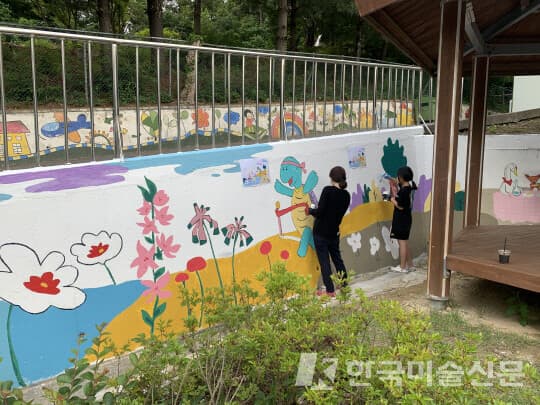 자원봉사단 학생들이 후생학원 일대에 벽화를 그리고 있다. (사진=대전고암미술문화재단)