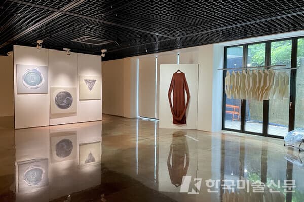 남구 이강하미술관에 마련된 &lsquo;우주와 미술관&rsquo; 전시 전경 (사진=이강하미술관)