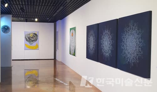 방은겸의 &lsquo;APPLE SHUTTLE&rsquo;, 장철원의 &lsquo;매크로 마이크로&rsquo;.