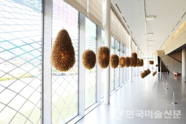 장용선추방풍경, 강아지풀, LED 디밍조명, 가변크기, Dimension Variable, 2017